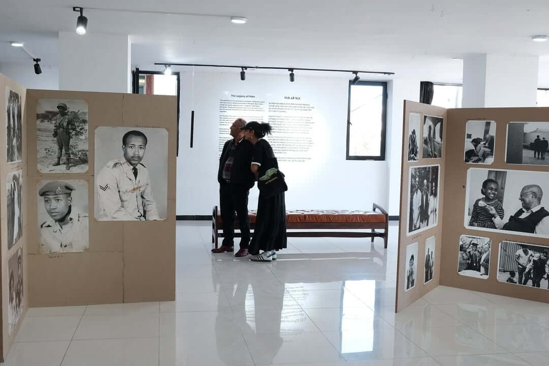 Ausstellungshalle mit vielen BIldern einer jungen Künstlerin mit den Bildern ihres Demenz erkrankten Vaters.