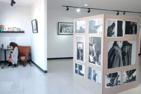 Ausstellungshalle mit vielen BIldern einer jungen Künstlerin mit den Bildern ihres Demenz erkrankten Vaters.